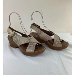 Dansko Women’s Jacinda 100% Leather Taupe Snake Pattern Sandal Size 39 (8.5-9)